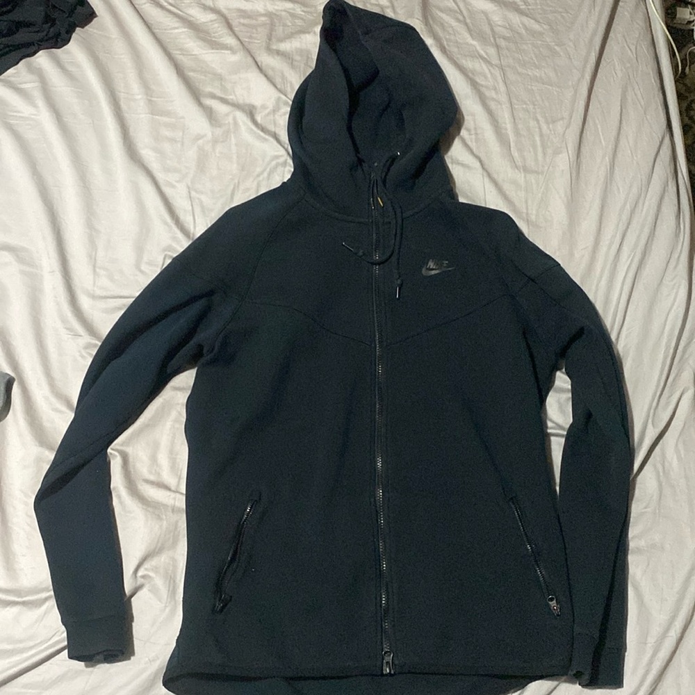 Black Nike tech fleece